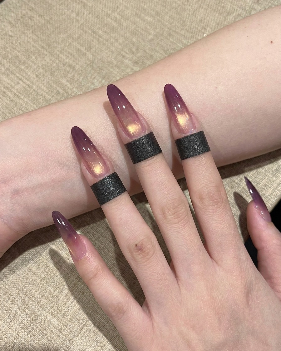 Ein Magnet wird über die Mitte des Nagels gehalten, um einen hellen, strahlenden goldenen Lichtbalken zu formen.