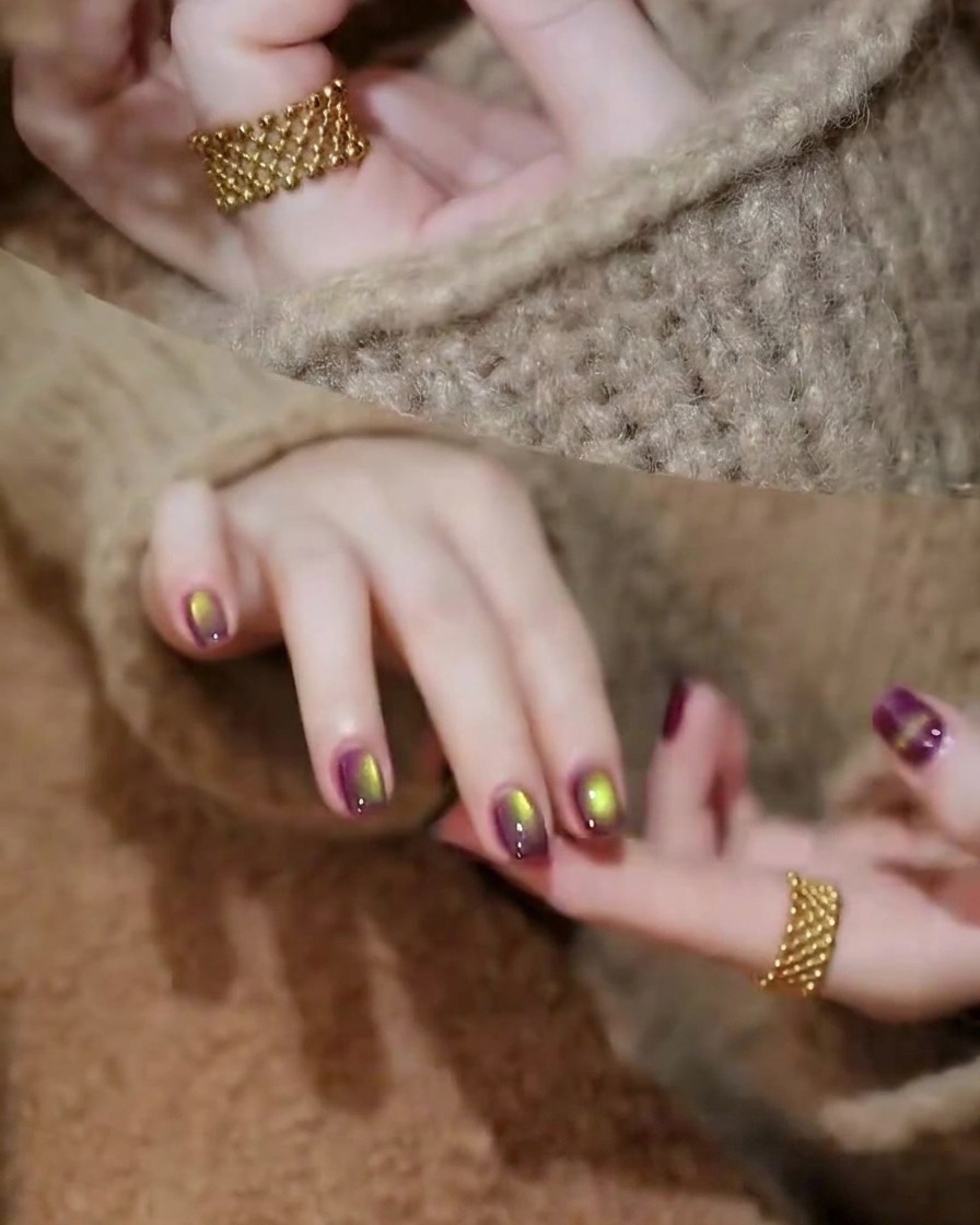 Eine Hand liegt in einer professionellen UV/LED-Nagellampe mit aufgetragenem violetten Gellack.