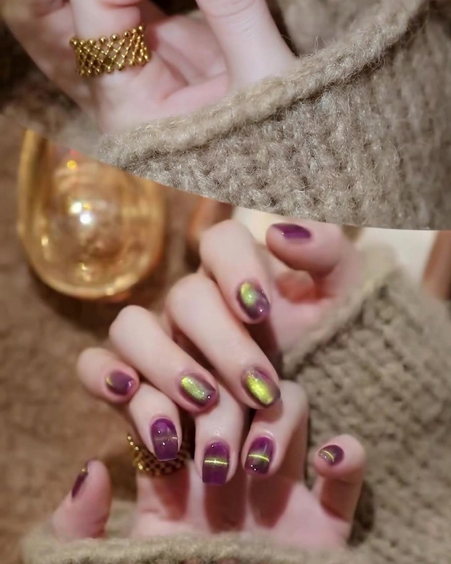 Ein Nagelpinsel trägt einen klaren, glänzenden Top Coat auf die ausgehärteten violett-goldenen Cat-Eye-Nägel auf.