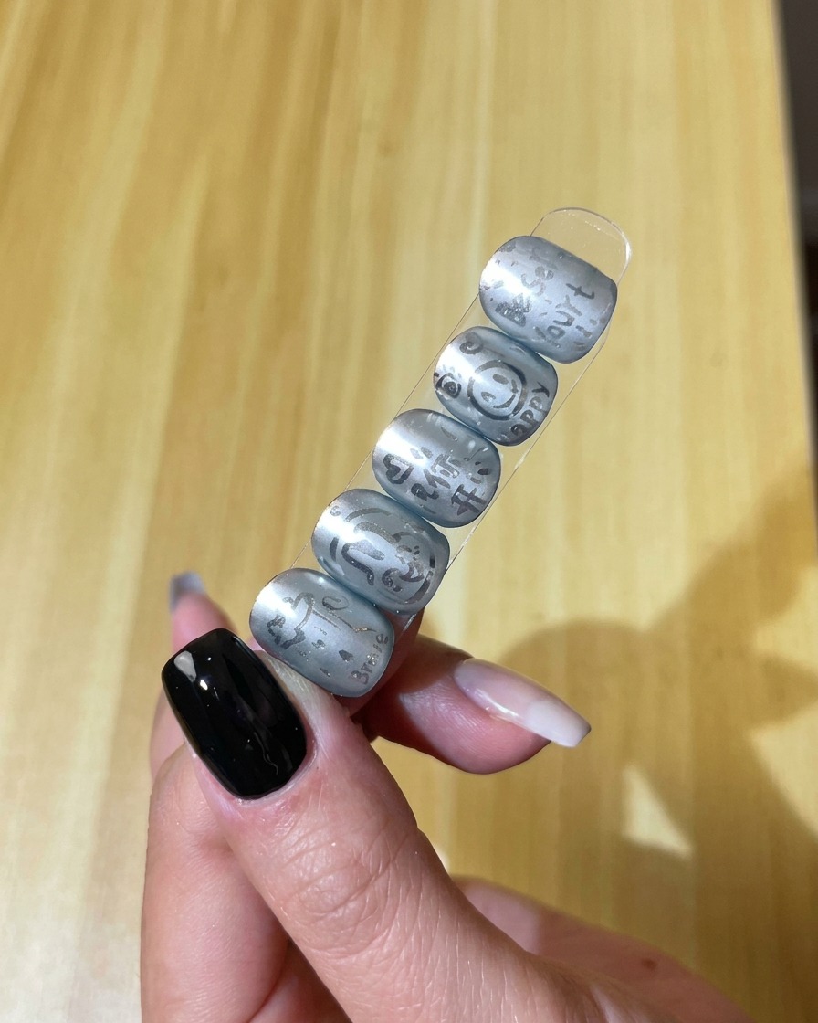 Eine Nahaufnahme eines natürlichen Nagels, der für eine Gel-Maniküre gereinigt und vorbereitet wird.