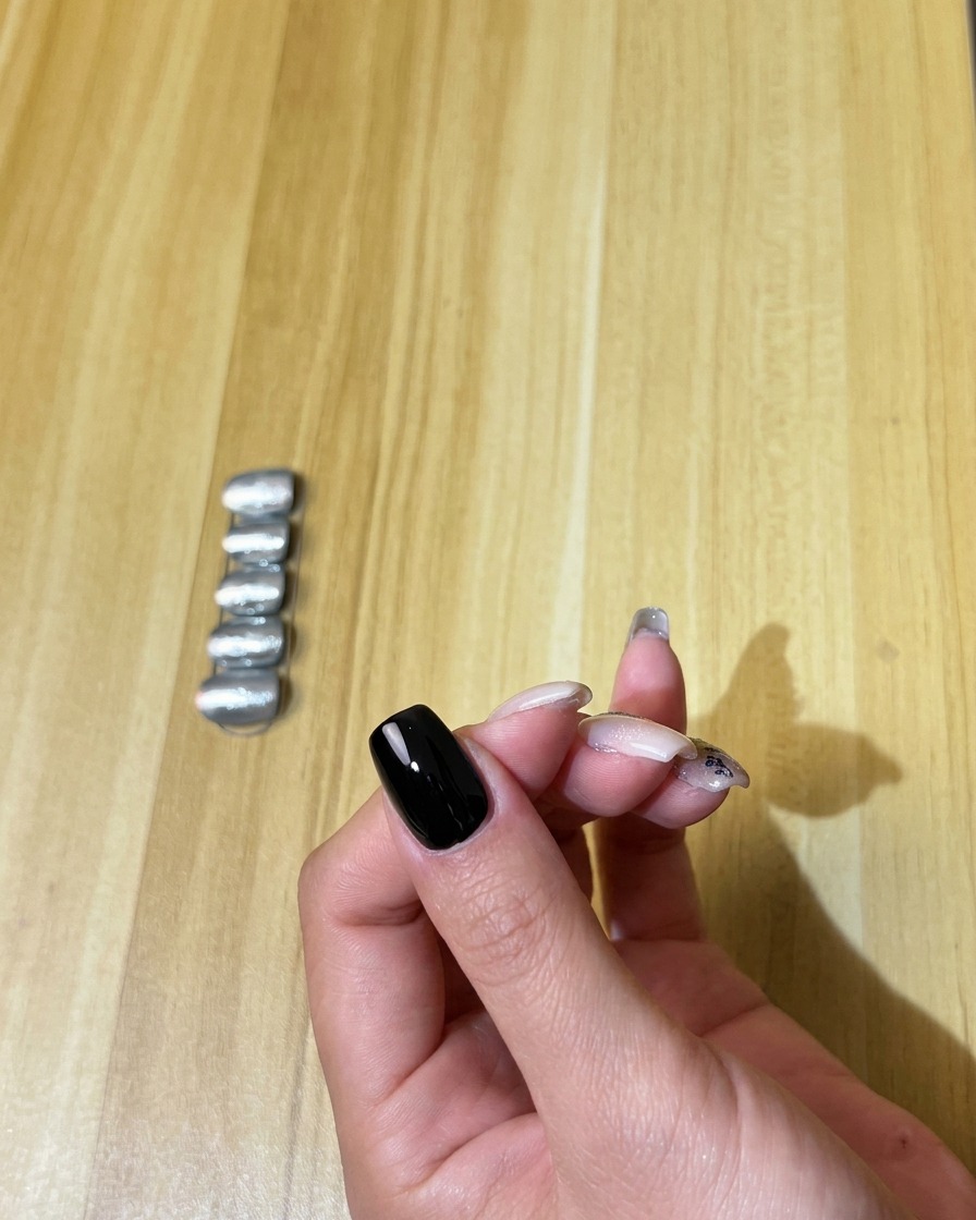 Eine Hand in einer UV/LED-Lampe während des Aushärtungsvorgangs.