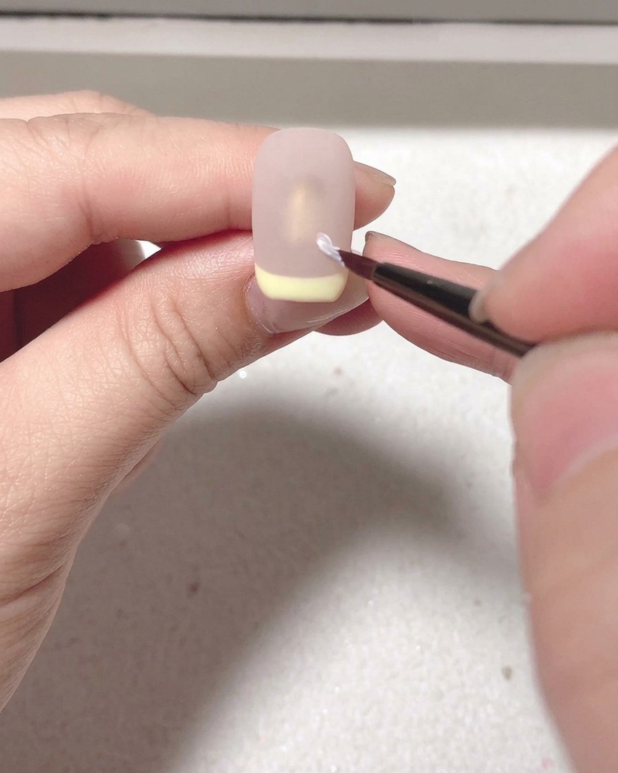 Der Nagel mit mattem Top Coat härtet unter der UV/LED-Lampe aus.