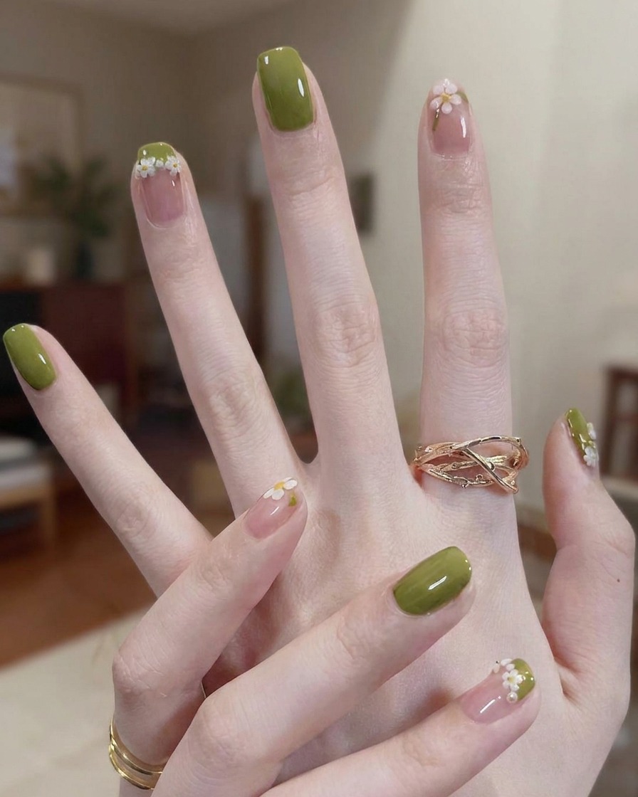 Detaillierte Nahaufnahme eines Liner-Pinsels, der den rosa Bogen an der Nagelspitze korrigiert.