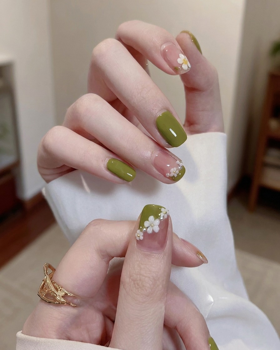 Ein kleiner Tropfen klares Gel wird auf die Oberfläche eines lackierten Nagels gesetzt.