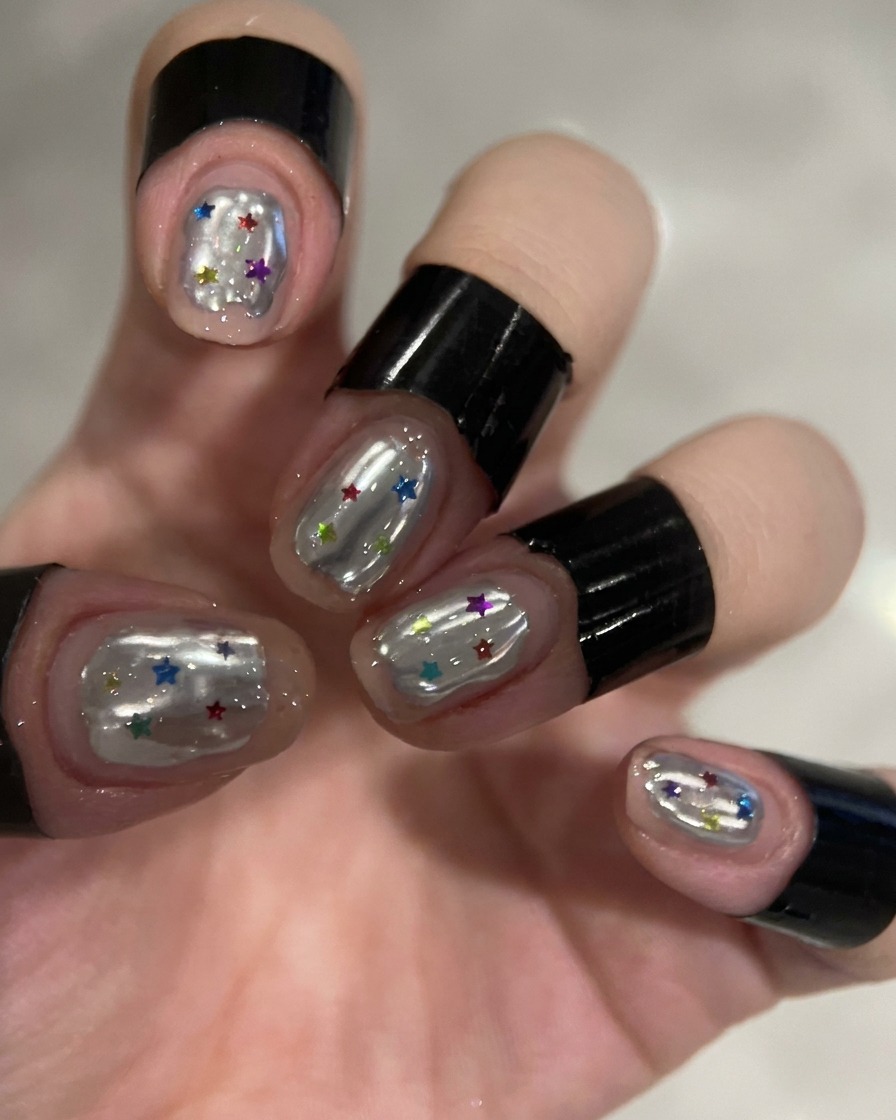 Eine Hand in einer UV-/LED-Nagellampe bei eingeschaltetem Licht.