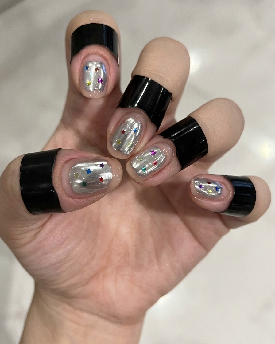 Ein feiner Liner-Pinsel erzeugt ein unregelmäßiges, weißes Wellenmuster auf einer Nude-Nagelbasis.