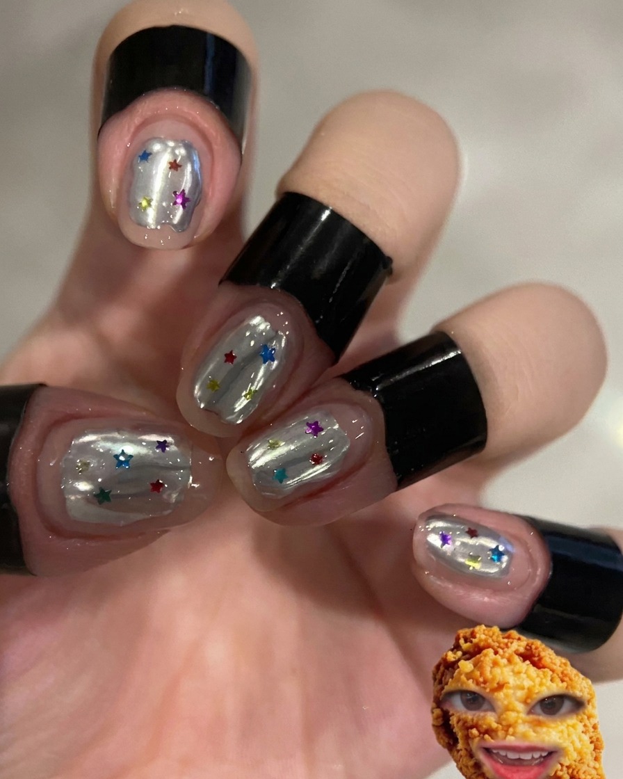 Ein Pinsel trägt klaren Top Coat auf Nägel mit weißem Wellendesign auf.
