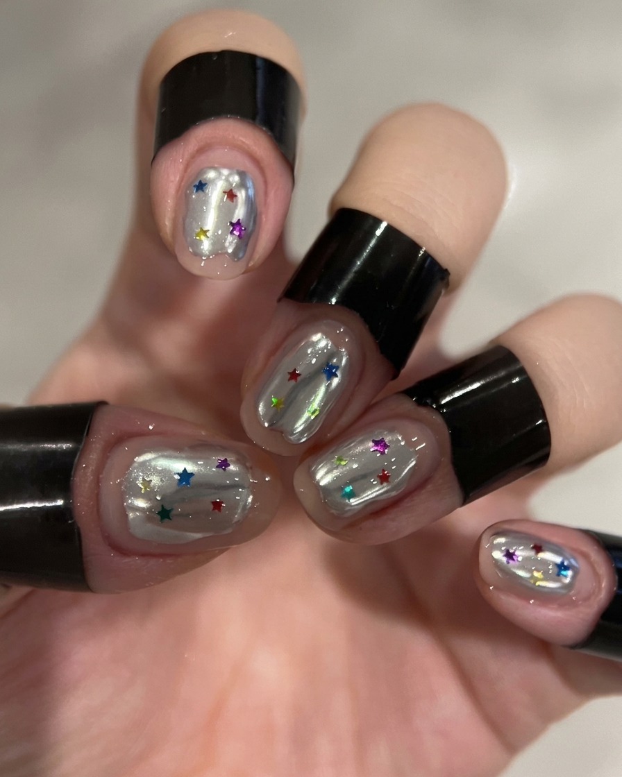 Ein Nagelkunstpinsel trägt klares Aufbaugel auf einen spezifischen Bereich des Nagels auf.