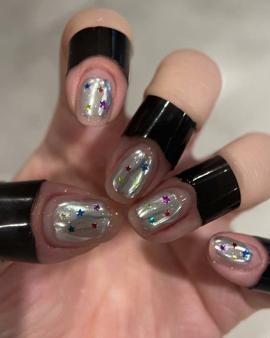 Nahaufnahme eines Nagels, der mit einem klaren, violett getönten Aufbaugel bestrichen wird, was ein glänzendes, dimensionales Finish erzeugt.