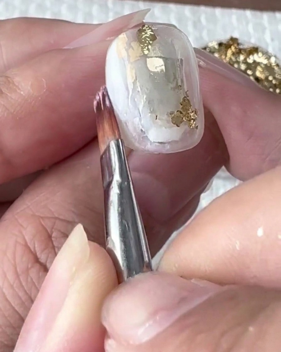 Ein feiner Pinsel verblendet sanft das weiße Gel im Blooming Gel.