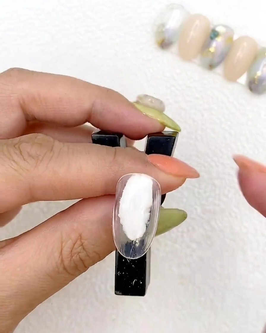 Eine Nagelspitze härtet unter einer UV-Lampe aus.