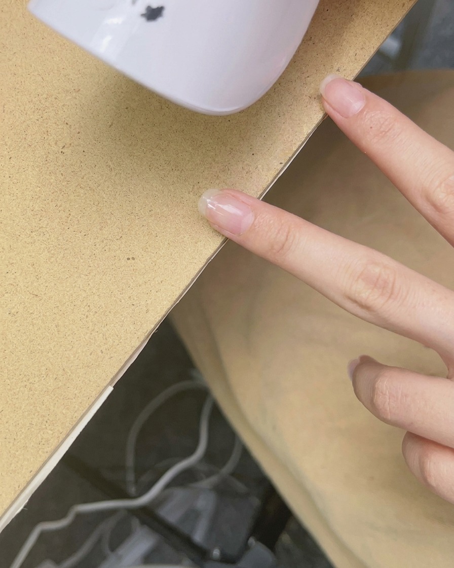 Eine kleine UV/LED-Lampe härtet den Lack auf einem Fingernagel aus.