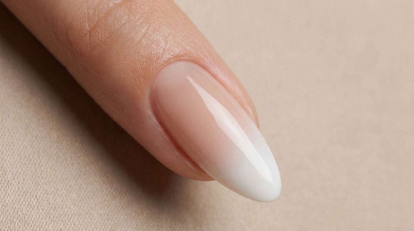 Nahtloses Nude-zu-Weiß Gel-Ombré — Professionelle Schritt-für-Schritt-Anleitung