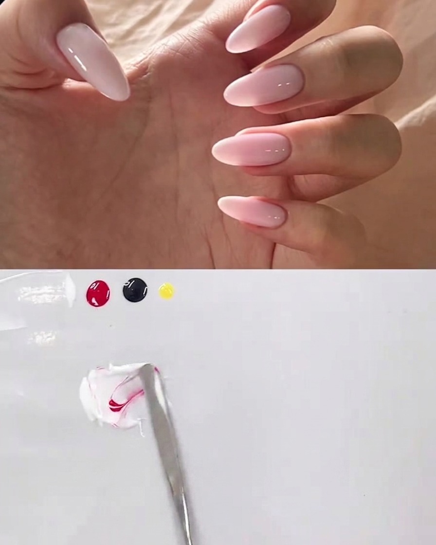 Ein Metallspatel vermischt weißes und rosa Gel auf einer sauberen weißen Palette.