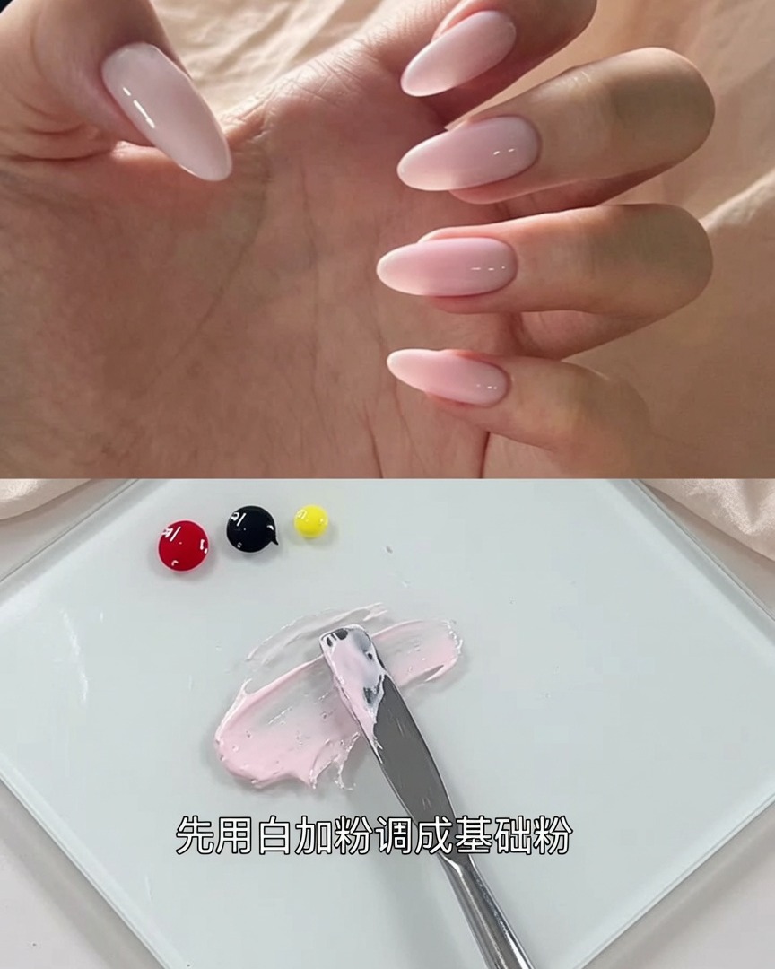 Der Spatel vermischt das schwarze Gel in der rosa Mischung, bis die Farbe gleichmäßig grau-rosa ist.