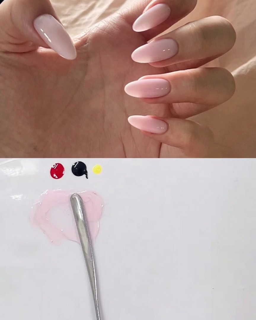 Eine kleine Menge gelbes Gel liegt bereit neben der grau-rosa Mischung auf der Palette.
