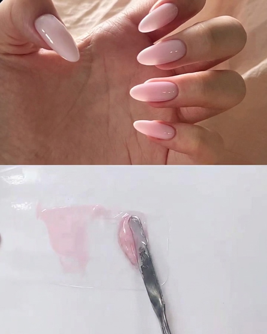 Ein Metallspatel vermischt klares Gel mit einer rosa Gelmischung auf einer Mischpalette.