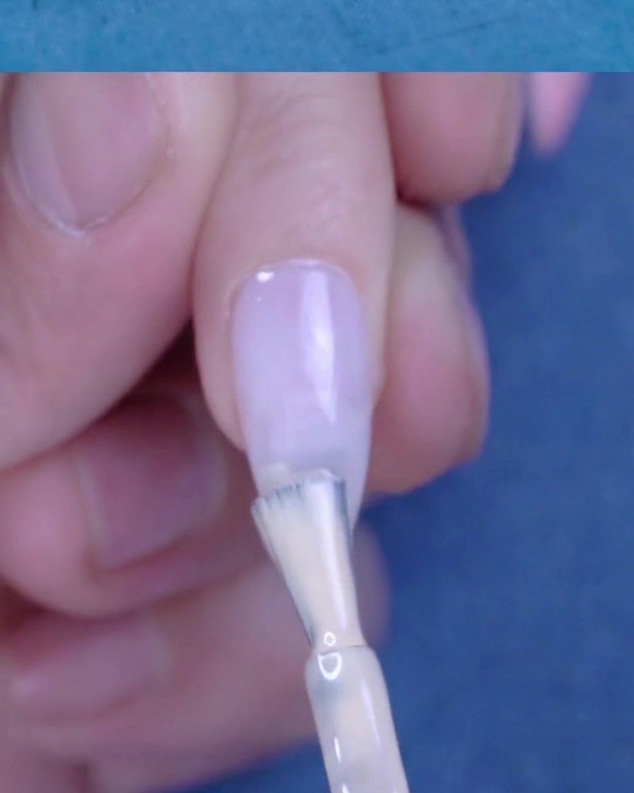 Auftrag einer zweiten, konzentrierteren Schicht Nude-Gel auf die Nagelspitze.