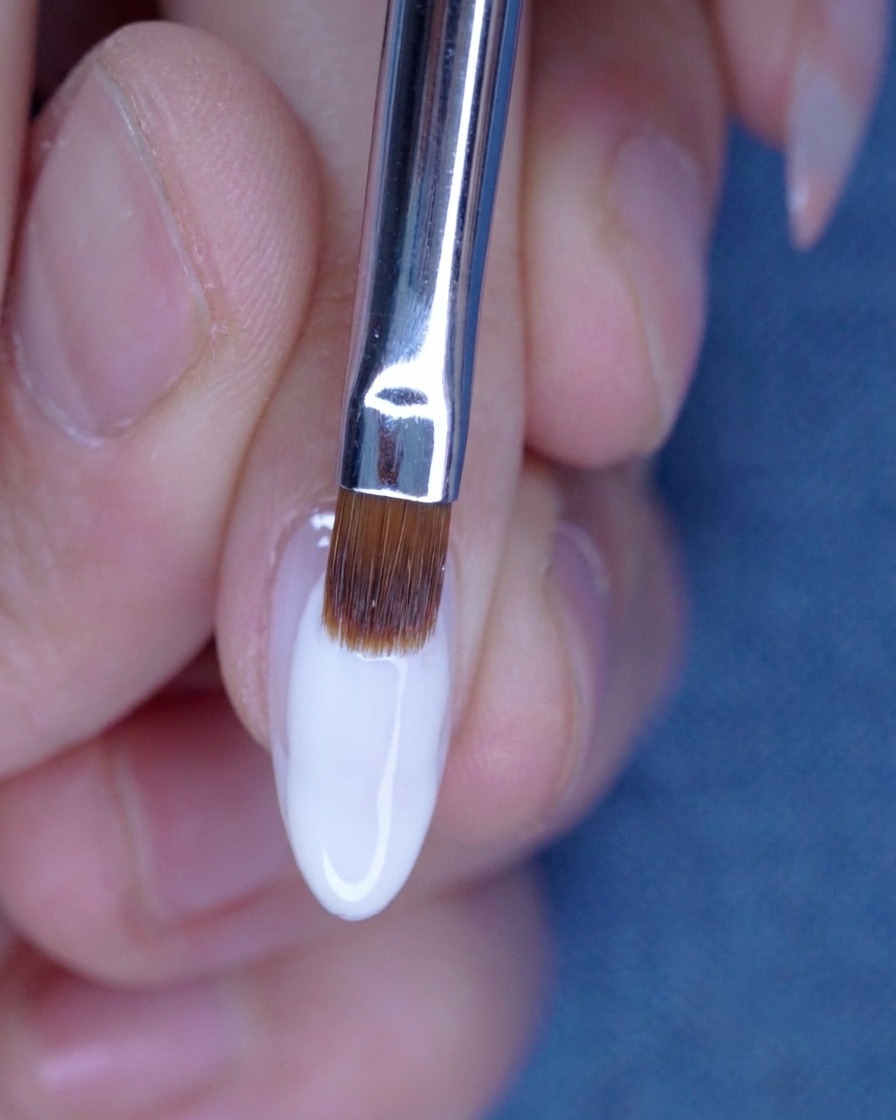 Verblenden der zweiten Nude-Gelschicht mit einem Pinsel für einen nahtlosen Übergang.