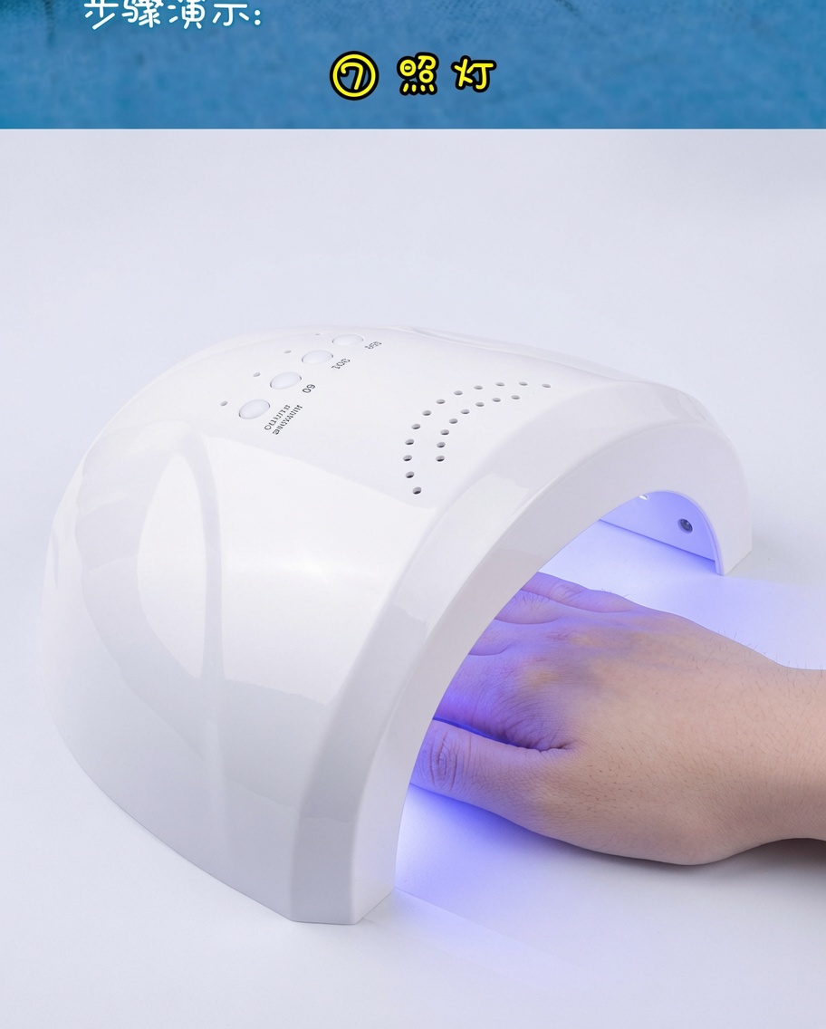 Eine Hand ruht in einem weißen UV/LED-Nagelgerät, blaues Licht beleuchtet das Innere während der Aushärtung.