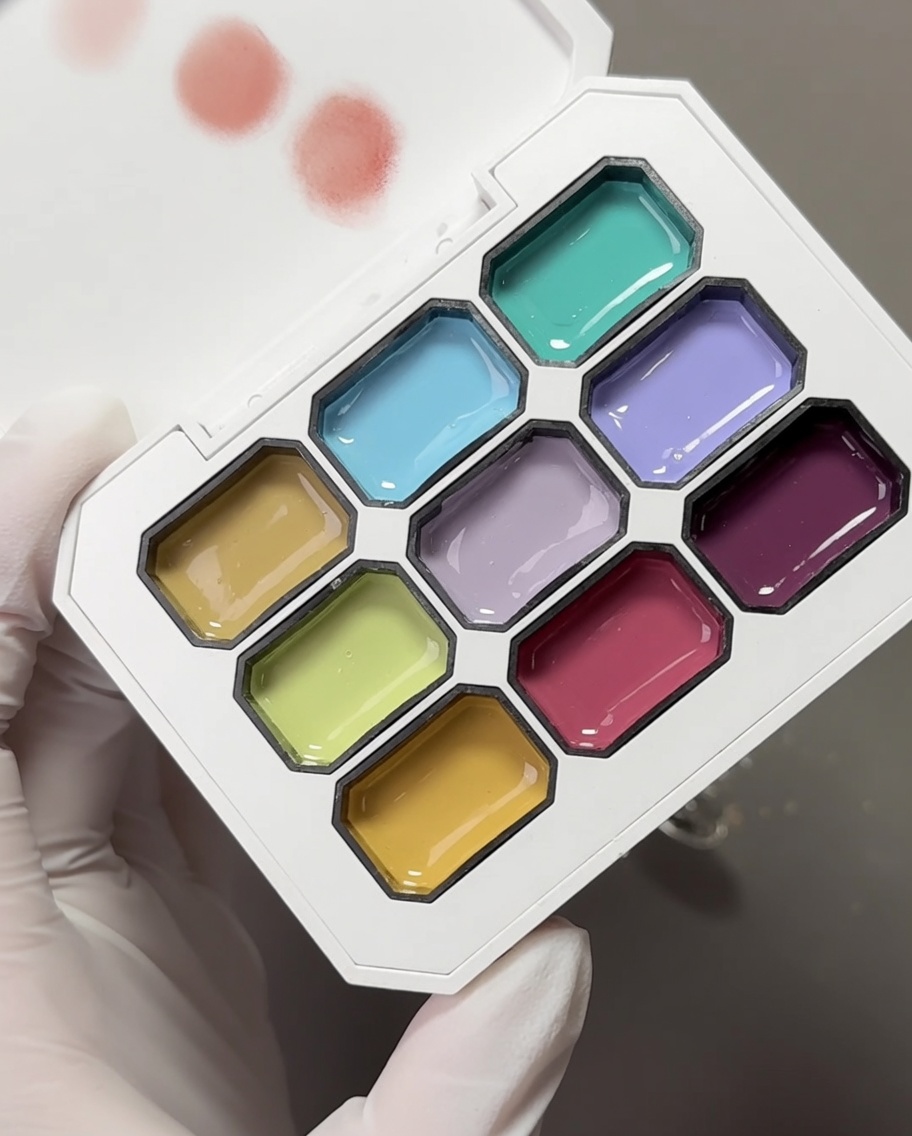 Eine Palette mit mehreren Pastell-Gel-Farben und ein Make-up-Schwamm zur Aufnahme der Pigmente.