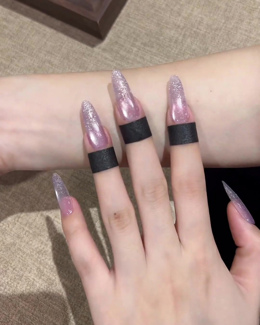 Nahaufnahme eines Pinsels, der ein klares Base Gel auf einen sauberen, vorbereiteten Naturnagel aufträgt.