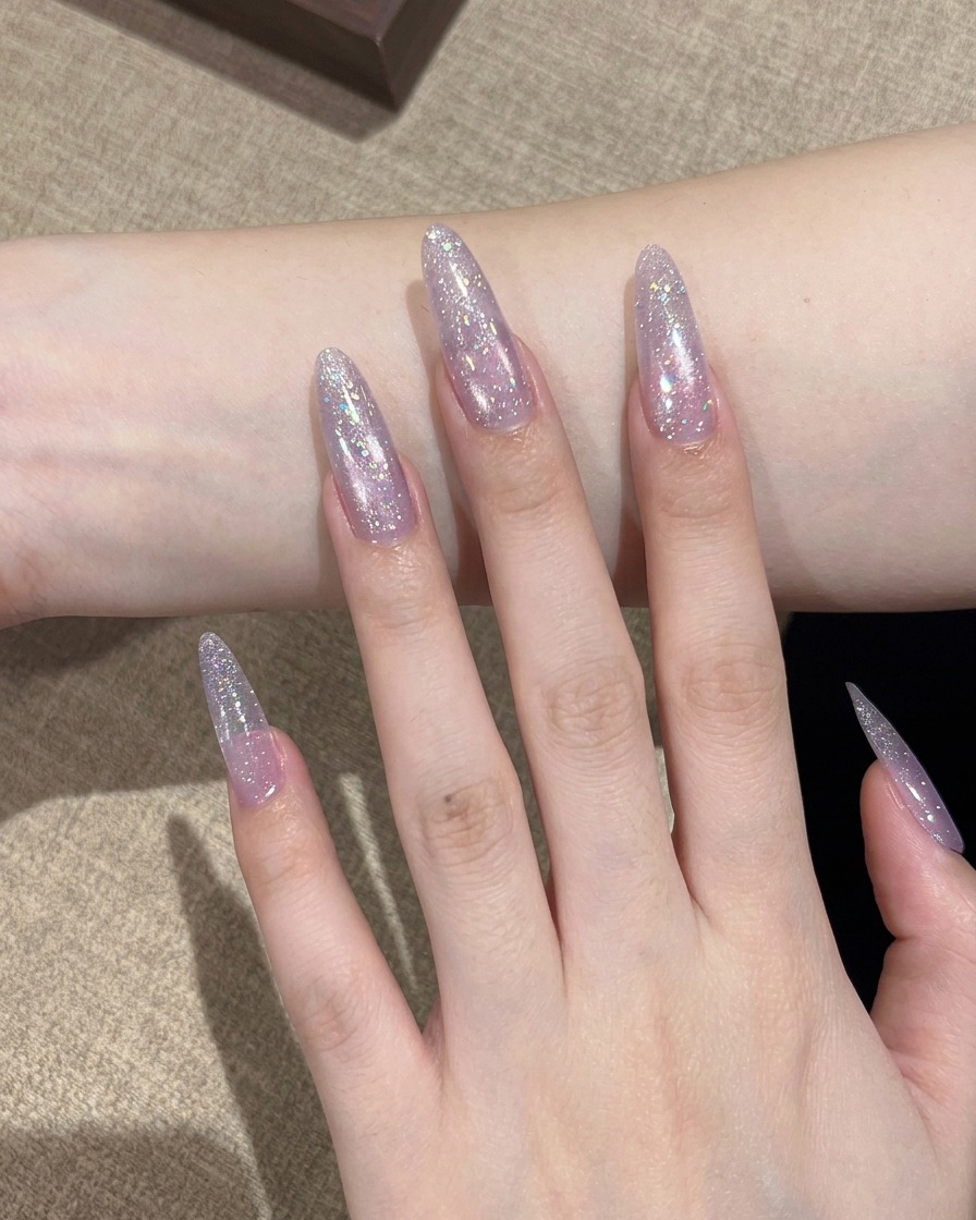 Ein Detailpinsel trägt glitzernden Star River Nagellack auf die Nagelspitze auf, um den Ombré-Effekt zu beginnen.