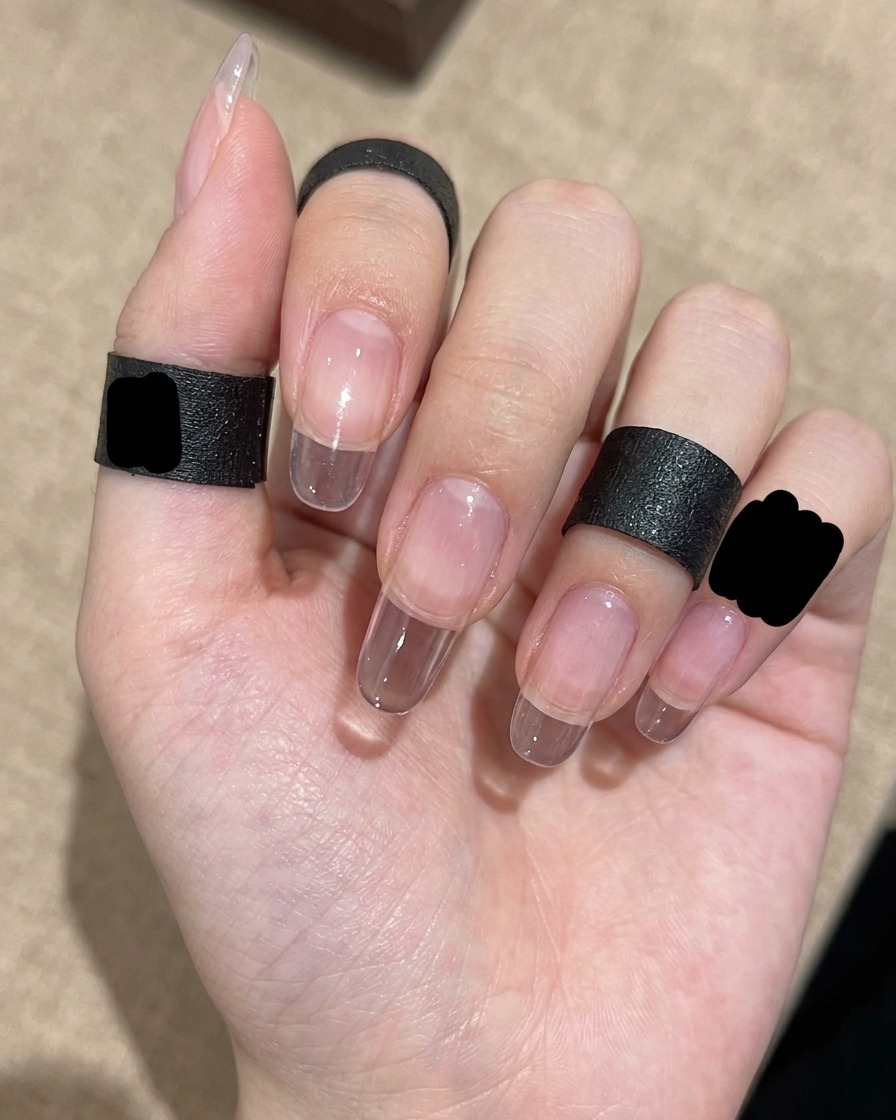 Nahaufnahme eines Ombré-Pinsels, der verwendet wird, um Glitzer-Gellack von der Nagelspitze zur Mitte hin zu verblenden.