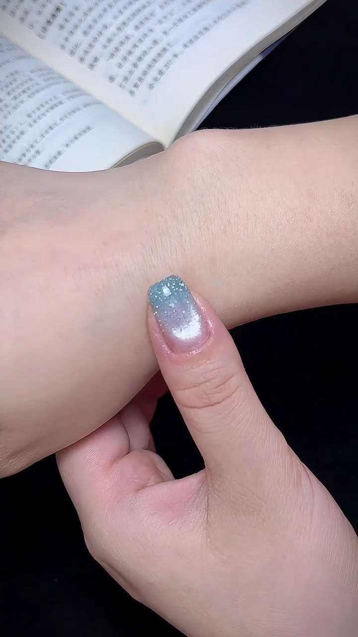 Wässrige Blaue Ombré-Cat-Eye-Nägel — Schritt-für-Schritt-Tutorial