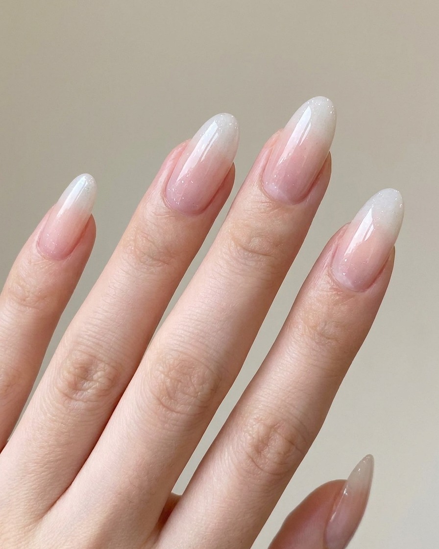 Eine Hand liegt in einer professionellen UV/LED-Nagellampe und härtet die aufgetragene Gelschicht aus.