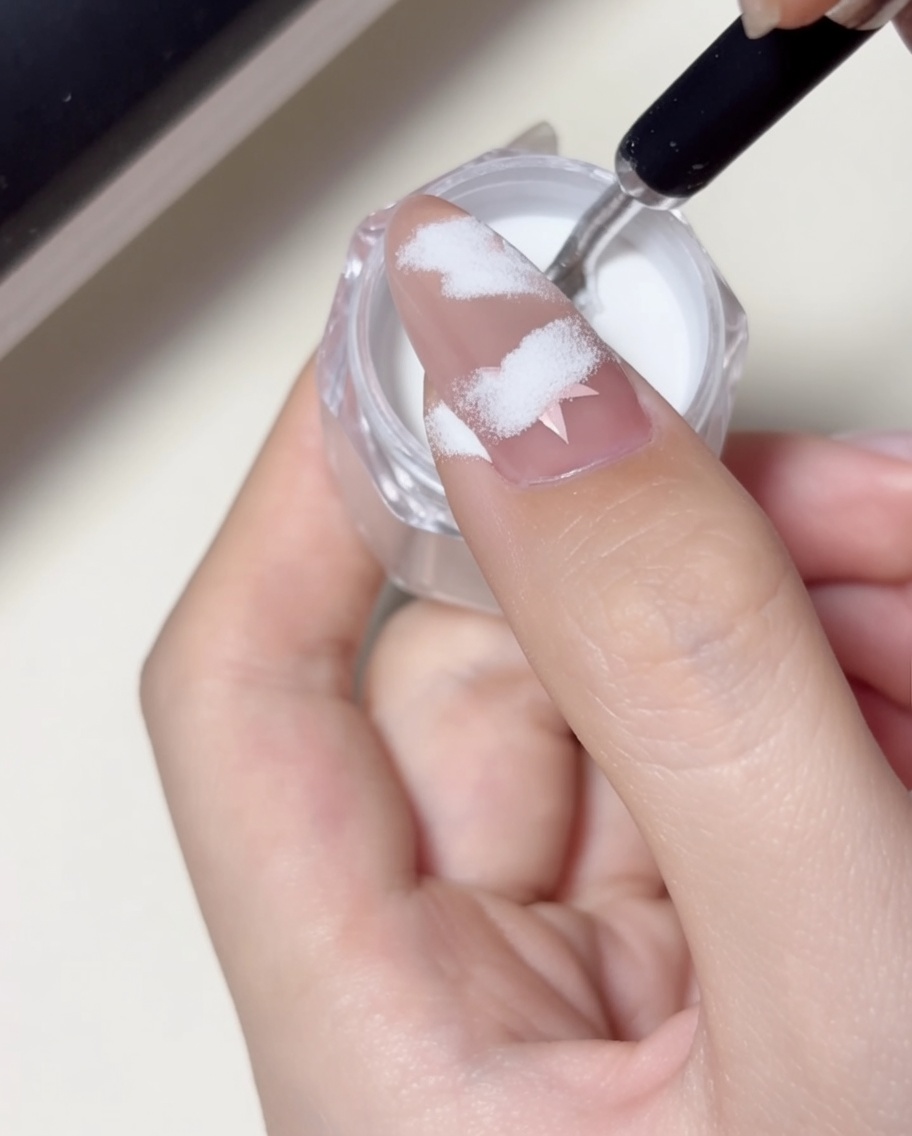 Nahaufnahme eines Fingers unter einer professionellen LED-Nagellampe, wobei das Licht die Nageloberfläche erhellt.