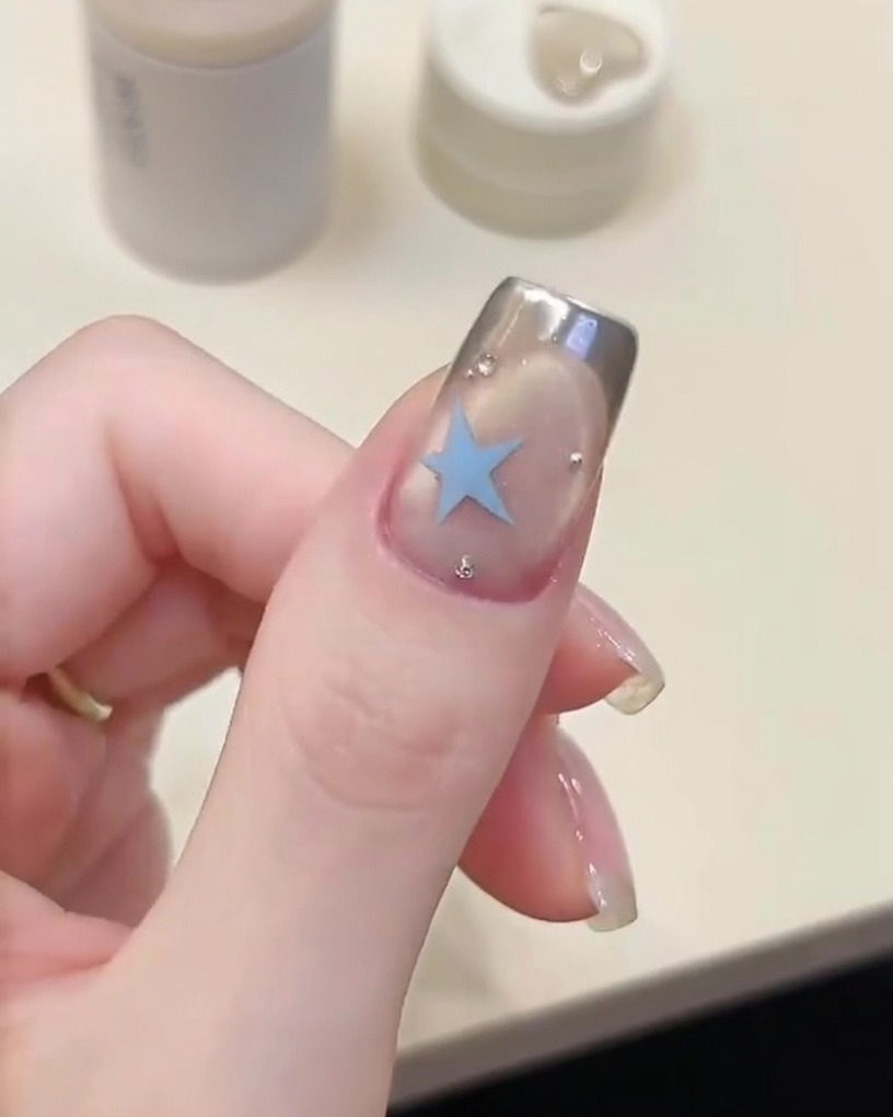 Ein Pinsel trägt klares Gel-Base-Coat auf einen vorbereiteten Nagel auf.