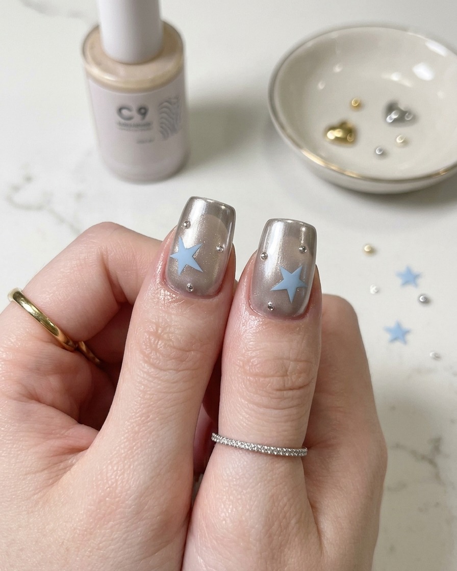 Ein Pinsel trägt silbernes magnetisches Cat-Eye Gel auf die Nagelspitze auf.