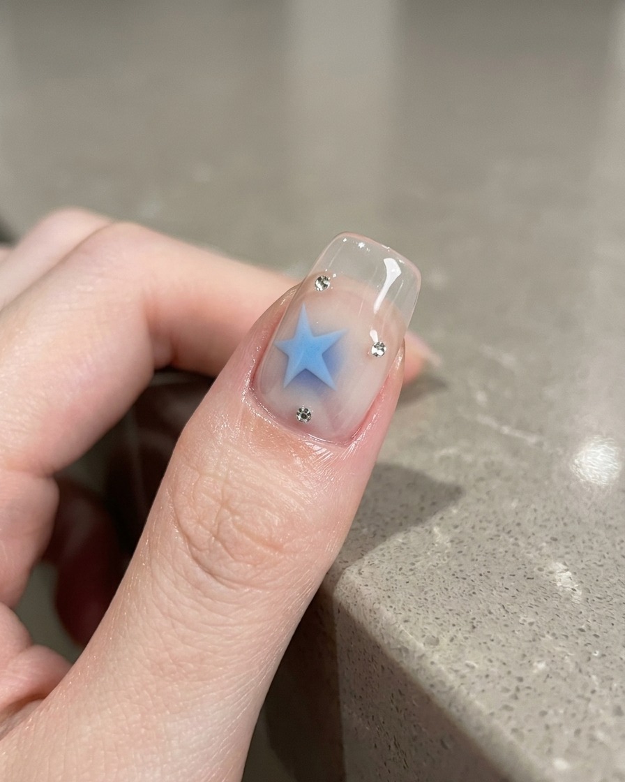 Verwendung eines Magnet-Tools zur Manipulation der silbernen Cat-Eye Pigmente auf dem Nagel.