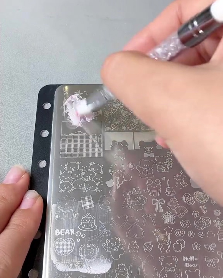 Ein Schaber bewegt sich über eine Metall-Stamping-Schablone.