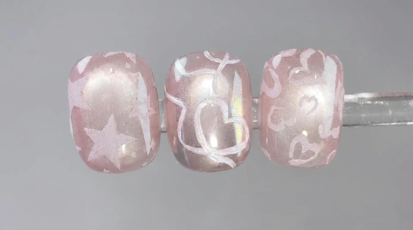 Rosa Cat-Eye-Nägel mit Stamping-Muster — Schritt für Schritt Nageldesign