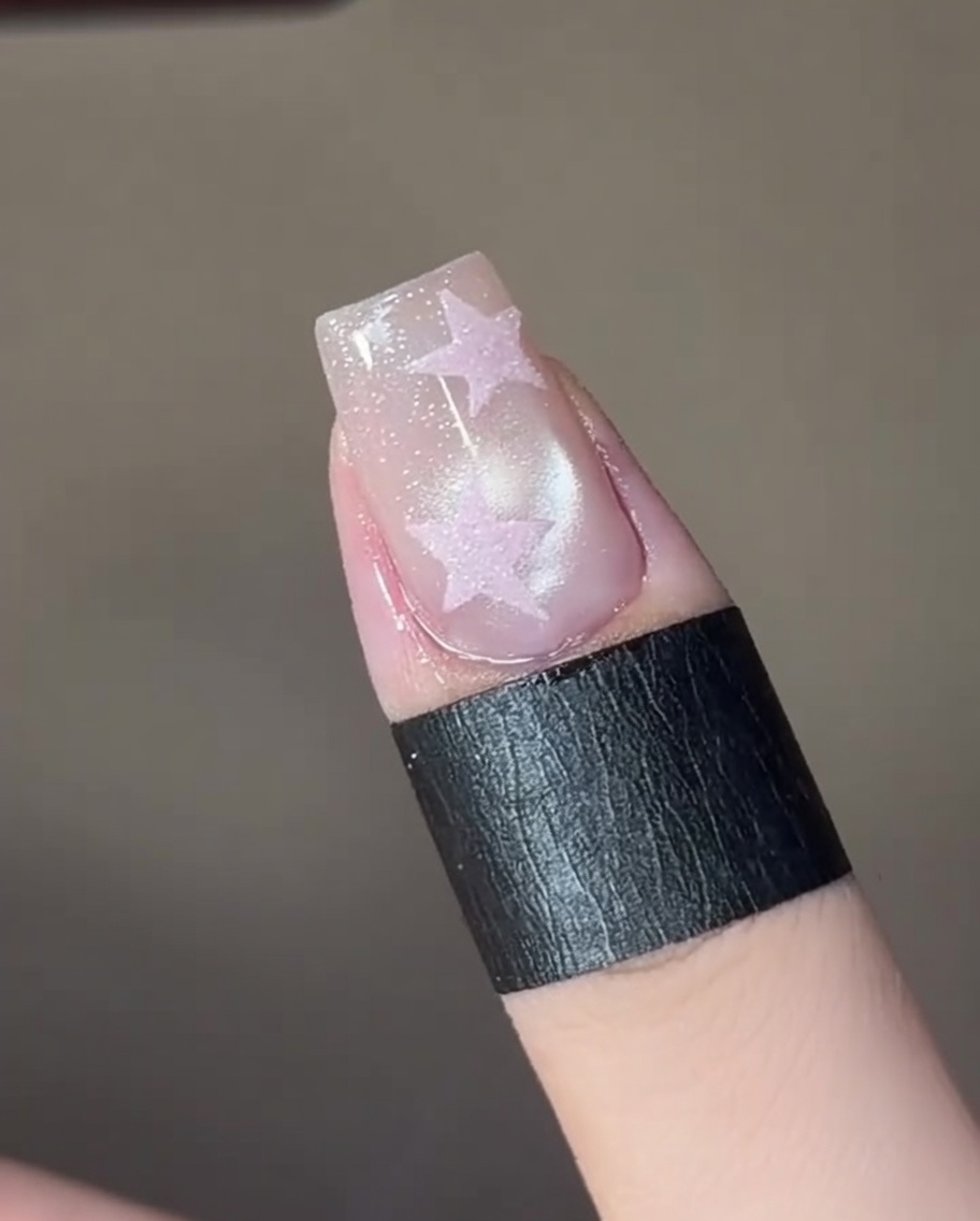 Der Nagel wird nach dem Einstellen des Cat-Eye-Effekts unter einer Mini-LED-Lampe ausgehärtet.