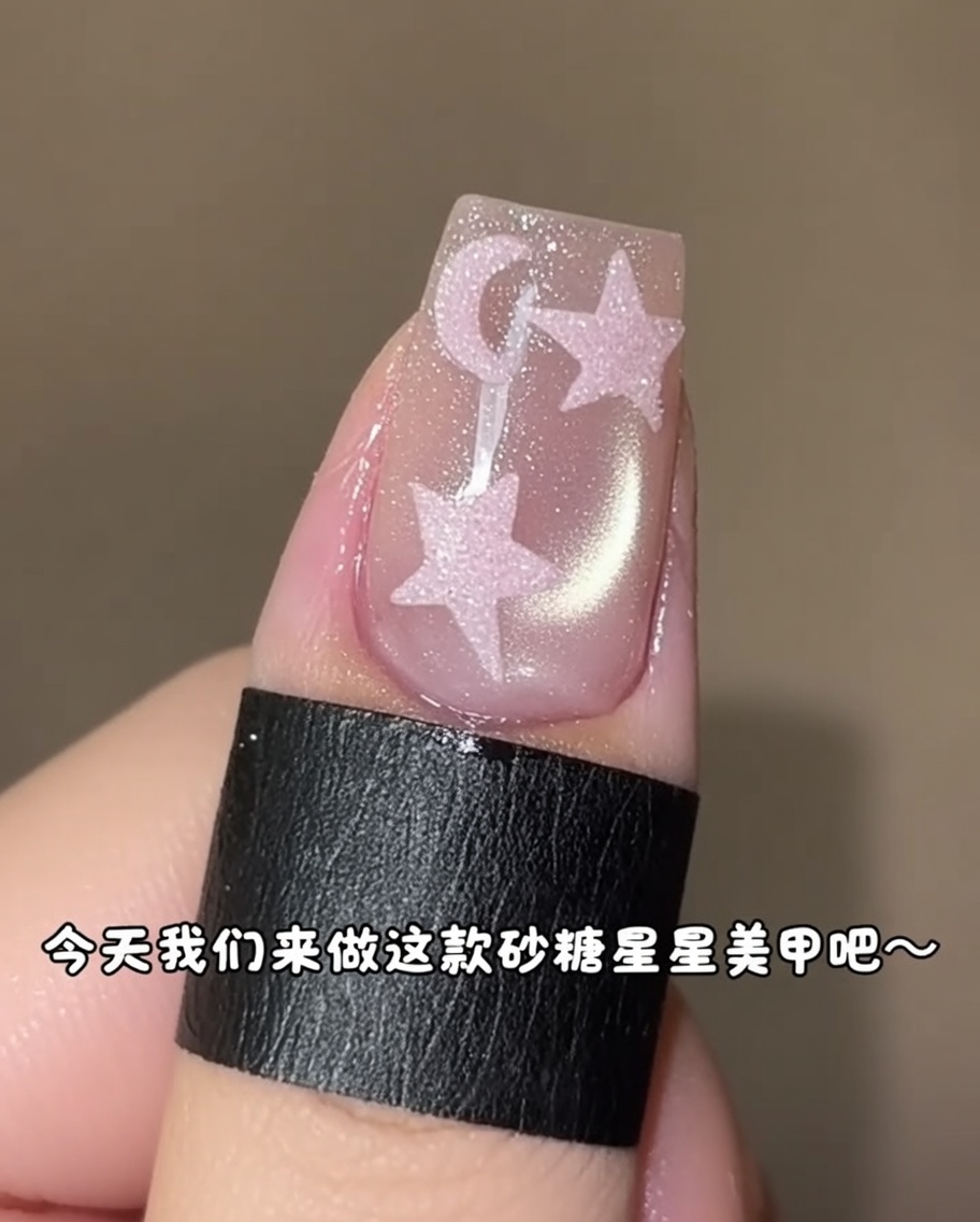 Nahaufnahme von Fingern in einer UV/LED-Nagelhärtungslampe.