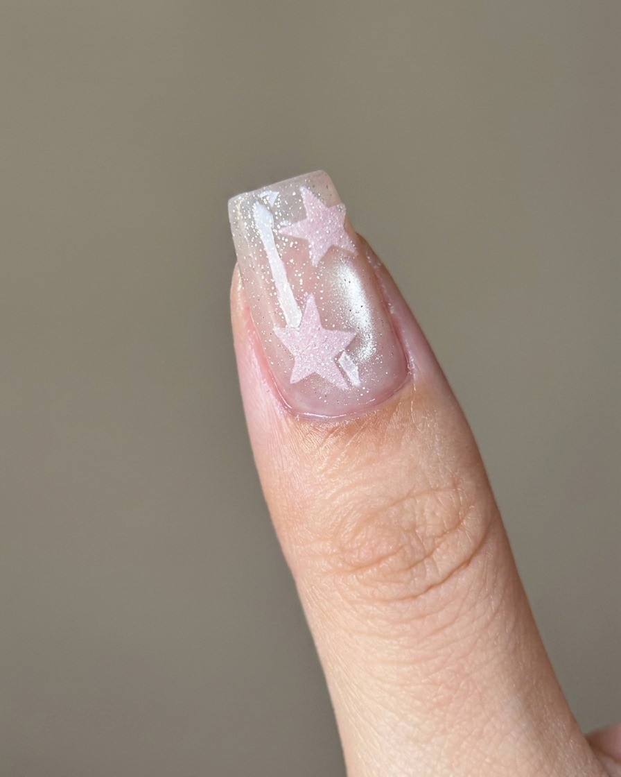 Ein weicher Pinsel wird verwendet, um loses rosa Zuckerpuder von einem Nagel zu entfernen.