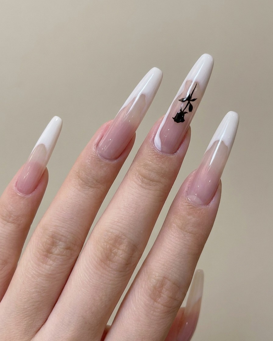 Nahaufnahme eines Pinselstrichs, der ein schwarzes Zweigmuster vom French Tip aus zeichnet.