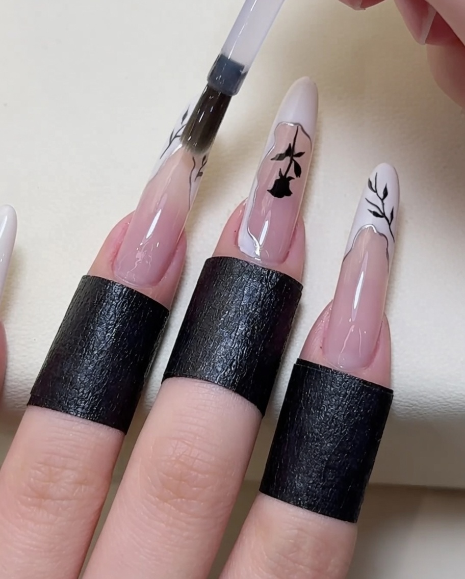 Ein Pinsel trägt den abschließenden klaren Top Coat auf.