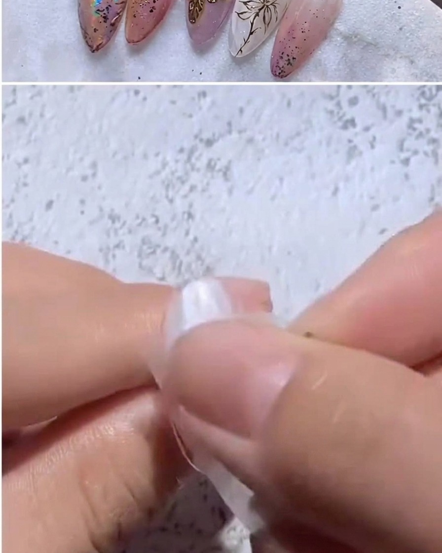 Ein Finger drückt irisierende Folie auf einen Nagel-Tipp.