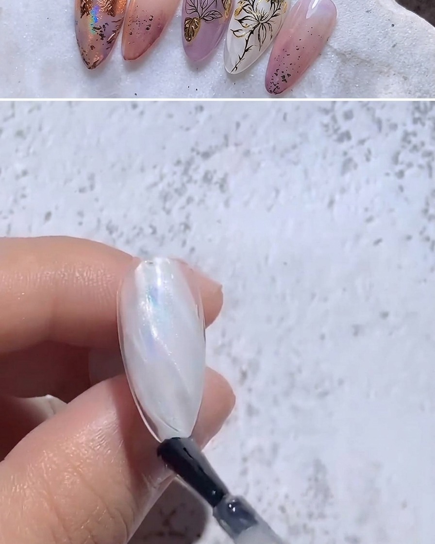 Ein Pinsel trägt einen klaren Hochglanz-Topcoat auf einen mit Folie verzierten Nagel auf.