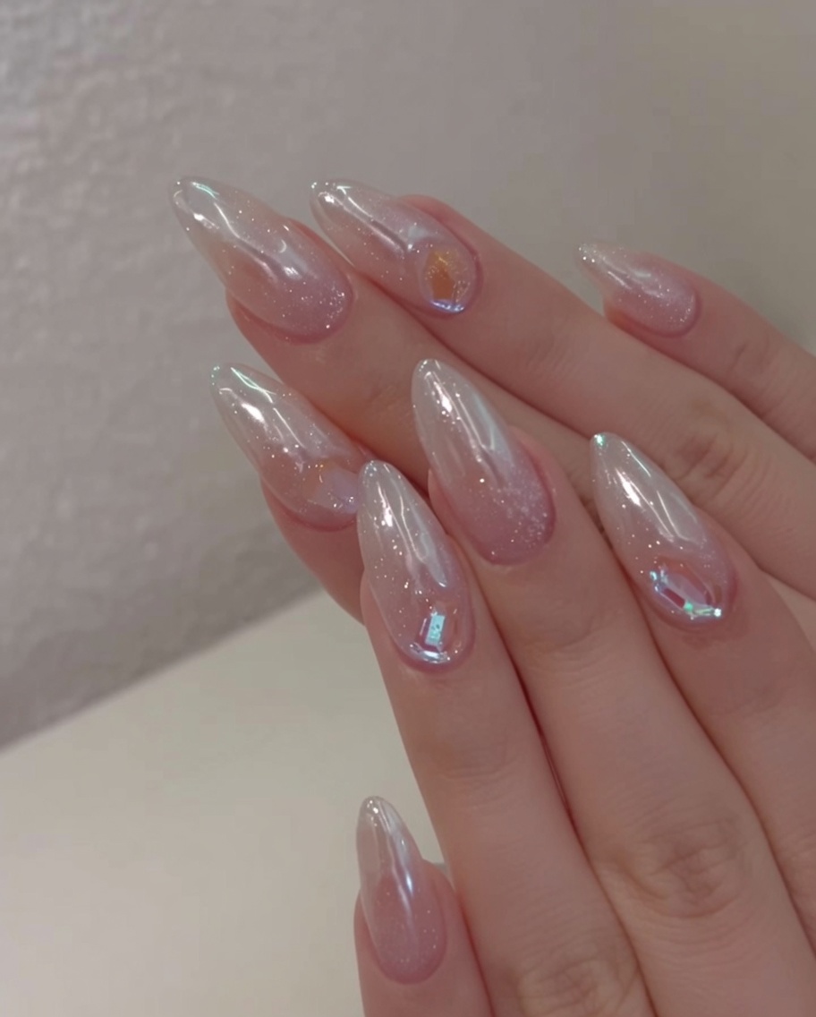 Nahaufnahme einer Hand in einer UV/LED-Nagellampe, während die mit Gel bedeckten Nägel unter violettem Licht aushärten.