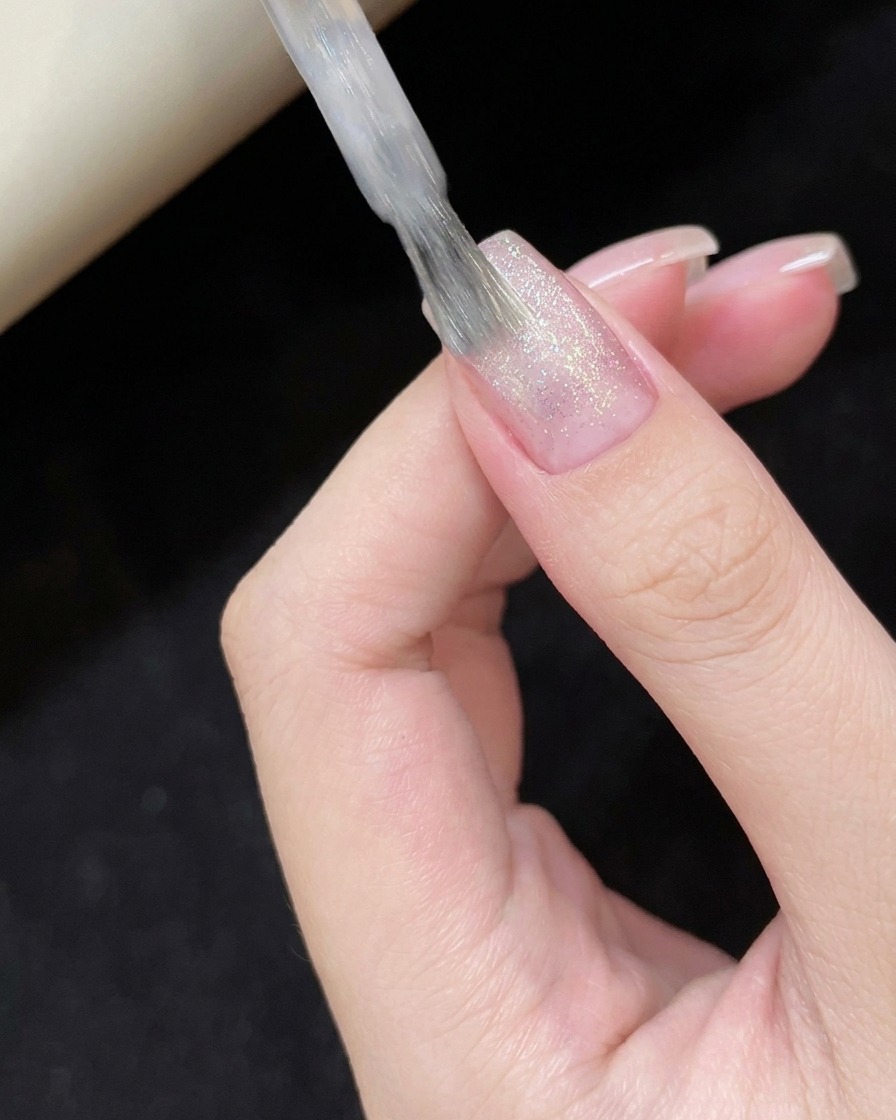 Auftragen des transparenten Cat-Eye-Gels auf den Nagel.
