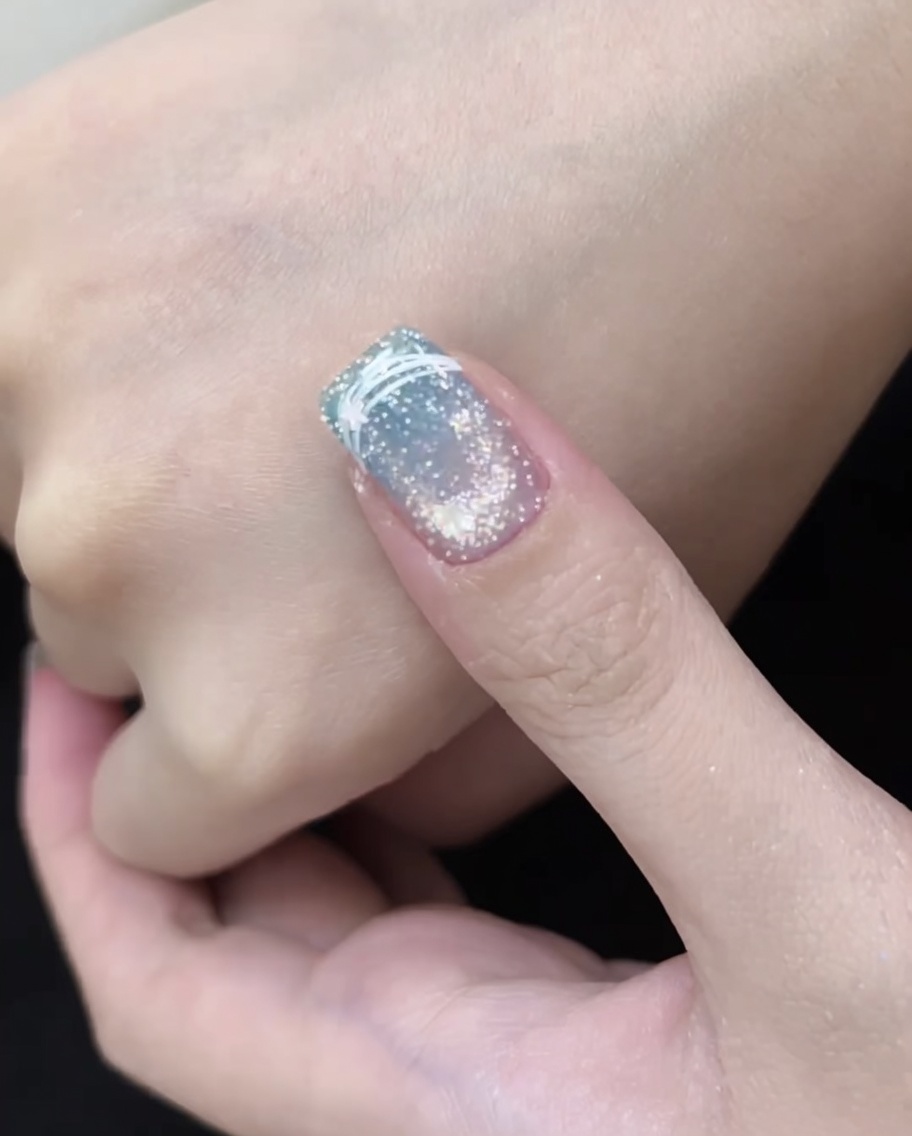 Ein Nagel im UV-Gerät während des Aushärtungsvorgangs.