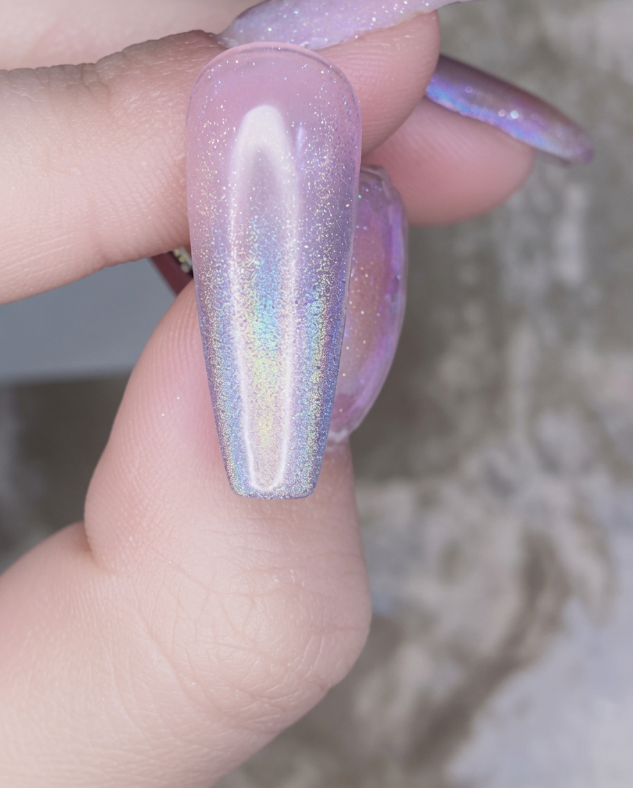 Ein Nagelpinsel trägt eine klare Schicht Aufbaugel über den chromverzierten Nagel auf.