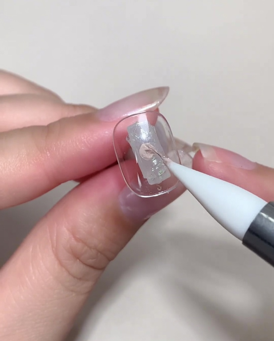 Ein Nagel-Tip wird unter einer UV/LED-Lampe zum Aushärten platziert.