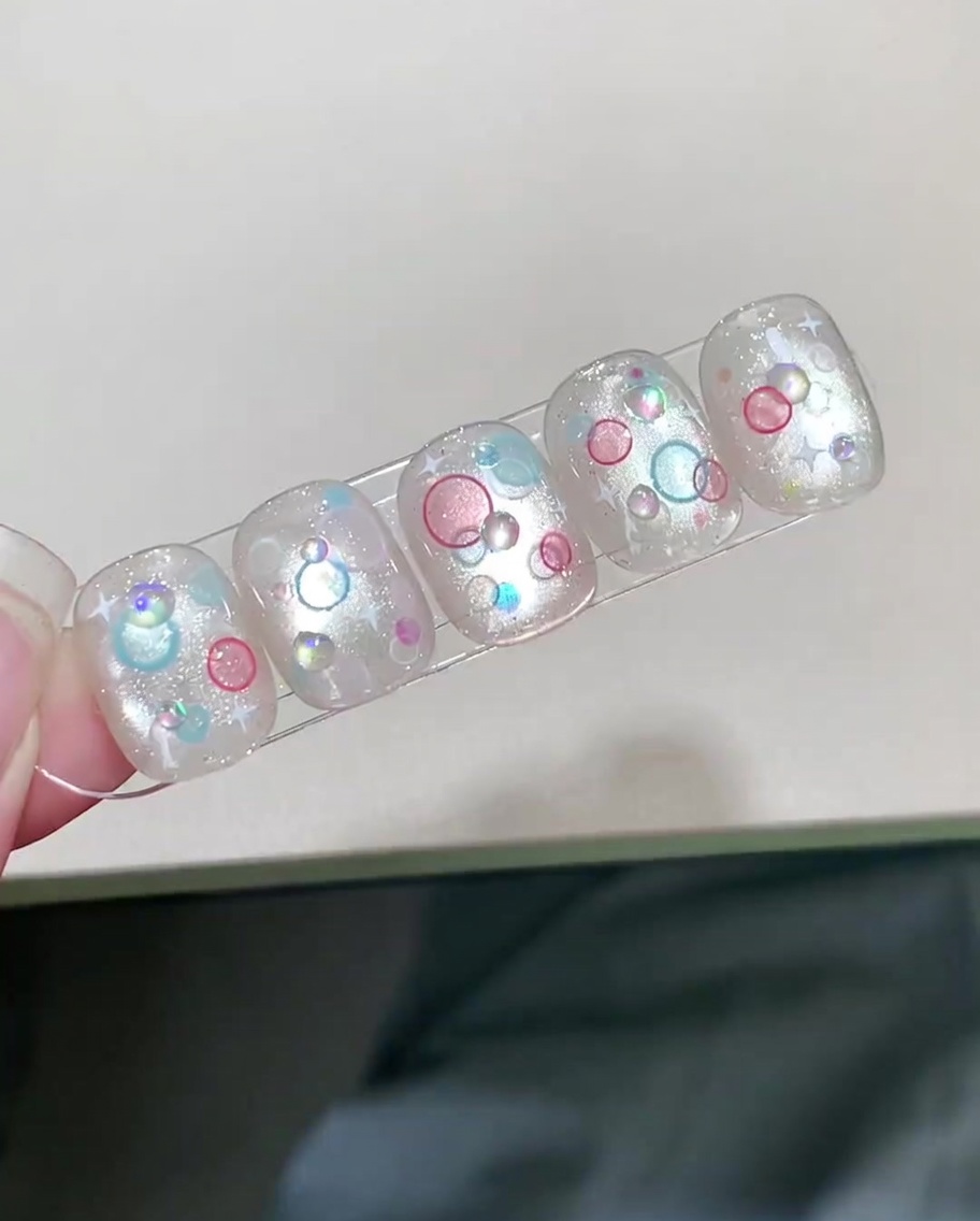 Ein fertiger Nagel mit 3D-Bubble-Art wird in einer UV/LED-Lampe ausgehärtet.