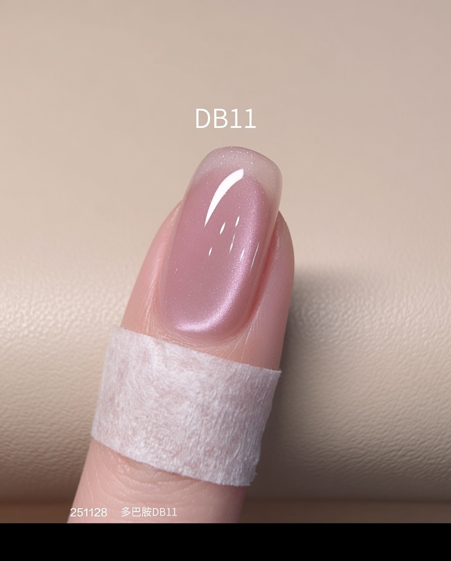 Ein fertiger Nagel mit Cat-Eye-Effekt härtet unter einer hellen UV/LED-Nagellampe aus.